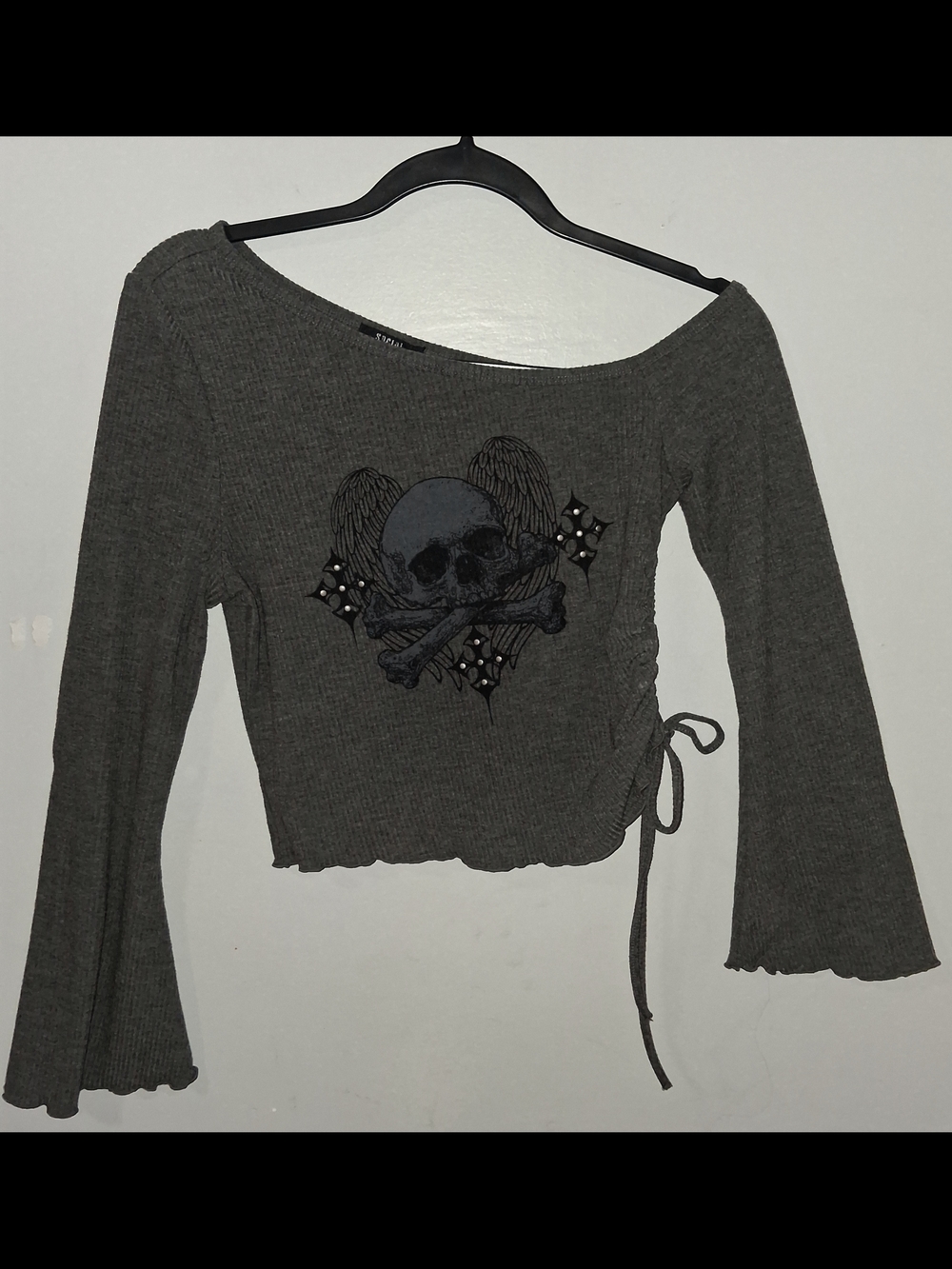 Gray Ribbed Long-Sleeve Crop Top with Skull Graphic